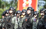 Nữ chiến sỹ Công an rạng ngời dưới nắng nóng cao điểm ở thao trường A80