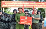 Nữ chiến sỹ Công an rạng ngời dưới nắng nóng cao điểm ở thao trường A80
