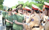 Nữ chiến sỹ Công an rạng ngời dưới nắng nóng cao điểm ở thao trường A80