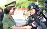 Nữ chiến sỹ Công an rạng ngời dưới nắng nóng cao điểm ở thao trường A80