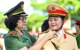 Nữ chiến sỹ Công an rạng ngời dưới nắng nóng cao điểm ở thao trường A80