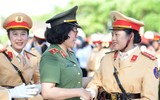 Nữ chiến sỹ Công an rạng ngời dưới nắng nóng cao điểm ở thao trường A80