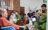 Công an Hà Nội thăm hỏi, tri ân và lấy mẫu AND của mẹ các liệt sỹ gần trăm tuổi vẫn chưa tìm thấy con