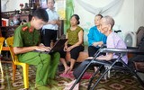 Công an Hà Nội thăm hỏi, tri ân và lấy mẫu AND của mẹ các liệt sỹ gần trăm tuổi vẫn chưa tìm thấy con