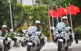 Cận cảnh cảnh sát đặc nhiệm hợp luyện đu dây, nhảy vòng lửa, trình diễn khí công thượng thừa bên hồ Gươm