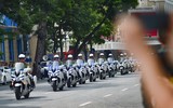 Cận cảnh cảnh sát đặc nhiệm hợp luyện đu dây, nhảy vòng lửa, trình diễn khí công thượng thừa bên hồ Gươm