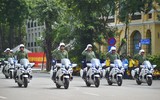 Cận cảnh cảnh sát đặc nhiệm hợp luyện đu dây, nhảy vòng lửa, trình diễn khí công thượng thừa bên hồ Gươm