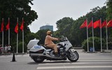 Cận cảnh cảnh sát đặc nhiệm hợp luyện đu dây, nhảy vòng lửa, trình diễn khí công thượng thừa bên hồ Gươm