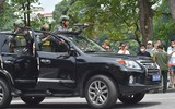 Cận cảnh cảnh sát đặc nhiệm hợp luyện đu dây, nhảy vòng lửa, trình diễn khí công thượng thừa bên hồ Gươm