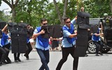 Cận cảnh cảnh sát đặc nhiệm hợp luyện đu dây, nhảy vòng lửa, trình diễn khí công thượng thừa bên hồ Gươm