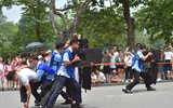 Cận cảnh cảnh sát đặc nhiệm hợp luyện đu dây, nhảy vòng lửa, trình diễn khí công thượng thừa bên hồ Gươm