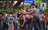 Cận cảnh cảnh sát đặc nhiệm hợp luyện đu dây, nhảy vòng lửa, trình diễn khí công thượng thừa bên hồ Gươm
