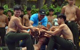 Cận cảnh cảnh sát đặc nhiệm hợp luyện đu dây, nhảy vòng lửa, trình diễn khí công thượng thừa bên hồ Gươm