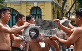 Cận cảnh cảnh sát đặc nhiệm hợp luyện đu dây, nhảy vòng lửa, trình diễn khí công thượng thừa bên hồ Gươm