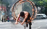 Cận cảnh cảnh sát đặc nhiệm hợp luyện đu dây, nhảy vòng lửa, trình diễn khí công thượng thừa bên hồ Gươm