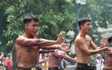 Cận cảnh cảnh sát đặc nhiệm hợp luyện đu dây, nhảy vòng lửa, trình diễn khí công thượng thừa bên hồ Gươm
