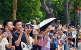 Cận cảnh cảnh sát đặc nhiệm hợp luyện đu dây, nhảy vòng lửa, trình diễn khí công thượng thừa bên hồ Gươm