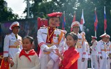 Nữ cảnh sát quân nhạc rạng ngời bên hồ Gươm