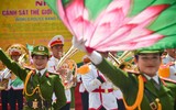 Nữ cảnh sát quân nhạc rạng ngời bên hồ Gươm
