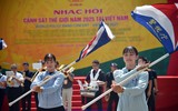 Nữ cảnh sát quân nhạc rạng ngời bên hồ Gươm