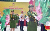 Nữ cảnh sát quân nhạc rạng ngời bên hồ Gươm