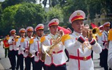 Nữ cảnh sát quân nhạc rạng ngời bên hồ Gươm