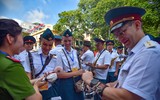 Nữ cảnh sát quân nhạc rạng ngời bên hồ Gươm