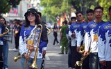 Nữ cảnh sát quân nhạc rạng ngời bên hồ Gươm