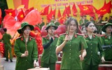 Nữ cảnh sát quân nhạc rạng ngời bên hồ Gươm