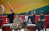Nữ cảnh sát quân nhạc rạng ngời bên hồ Gươm