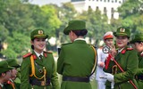 Nữ cảnh sát quân nhạc rạng ngời bên hồ Gươm