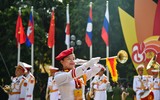 Nữ cảnh sát quân nhạc rạng ngời bên hồ Gươm