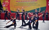 Nữ cảnh sát quân nhạc rạng ngời bên hồ Gươm