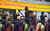 Nữ cảnh sát quân nhạc rạng ngời bên hồ Gươm