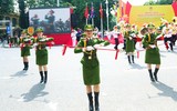 Nữ cảnh sát quân nhạc rạng ngời bên hồ Gươm