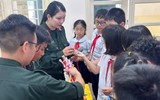 Cảnh sát cơ động Hà Nội hướng dẫn học sinh tiểu học kỹ năng phòng chống bạo lực học đường