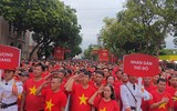 Ấn tượng hình ảnh 10.000 nghìn người khoác áo đỏ, sao vàng phủ kín hồ Gươm