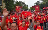 Ấn tượng hình ảnh 10.000 nghìn người khoác áo đỏ, sao vàng phủ kín hồ Gươm