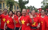 Ấn tượng hình ảnh 10.000 nghìn người khoác áo đỏ, sao vàng phủ kín hồ Gươm
