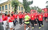 Ấn tượng hình ảnh 10.000 nghìn người khoác áo đỏ, sao vàng phủ kín hồ Gươm
