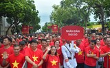 Ấn tượng hình ảnh 10.000 nghìn người khoác áo đỏ, sao vàng phủ kín hồ Gươm