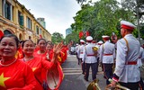 Ấn tượng hình ảnh 10.000 nghìn người khoác áo đỏ, sao vàng phủ kín hồ Gươm