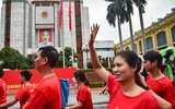 Ấn tượng hình ảnh 10.000 nghìn người khoác áo đỏ, sao vàng phủ kín hồ Gươm