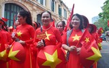 Ấn tượng hình ảnh 10.000 nghìn người khoác áo đỏ, sao vàng phủ kín hồ Gươm