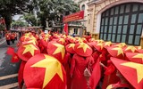 Ấn tượng hình ảnh 10.000 nghìn người khoác áo đỏ, sao vàng phủ kín hồ Gươm