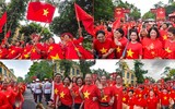 Ấn tượng hình ảnh 10.000 nghìn người khoác áo đỏ, sao vàng phủ kín hồ Gươm
