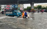 Ảnh: Hà Nội ngập sâu do mưa lớn kéo dài, người dân 