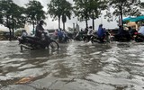 Ảnh: Hà Nội ngập sâu do mưa lớn kéo dài, người dân 