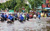 Ảnh: Hà Nội ngập sâu do mưa lớn kéo dài, người dân 