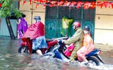 Ảnh: Hà Nội ngập sâu do mưa lớn kéo dài, người dân 